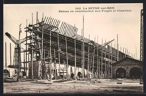 AK La Seyne-sur-Mer, Bateau en construction aux Forges et Chantiers