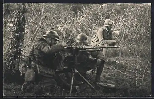 AK Soldaten der Infanterie am Maschinengewehr