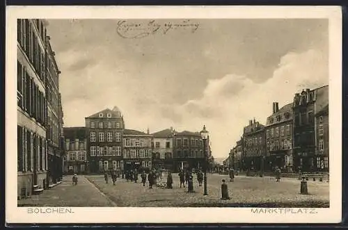 AK Bolchen, Marktplatz mit Leuten und Geschäften
