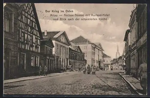 AK Mitau, Accisse Strasse mit Kurland-Hotel und Blick nach der reformierten Kirche
