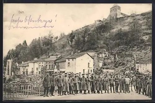 AK Dun, Gruppenfoto: Deutsche Soldaten neben zerstörten Häusern