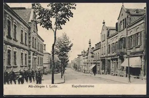 AK Mörchingen, Kapellenstrasse mit Soldaten