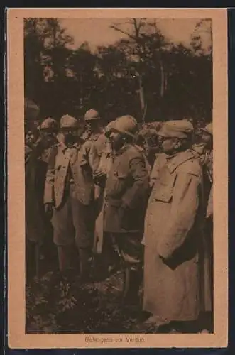AK franz. Kriegsgefangene mit Stahlhelm