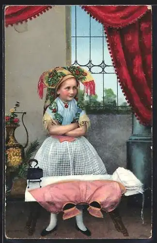 AK Kleines Mädchen in Spreewald-Tracht am Bügelbrett