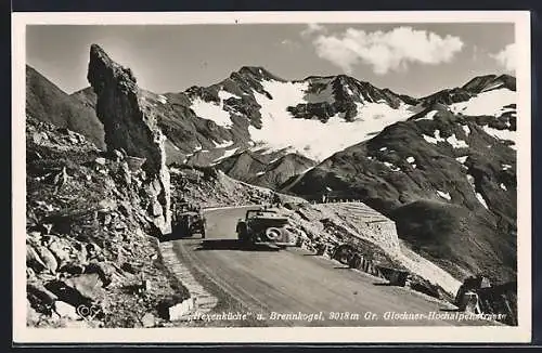 AK Gr. Glockner-Hochalpenstrasse, Ortspartie mit Autos, Hexenküche u. Brennkogel