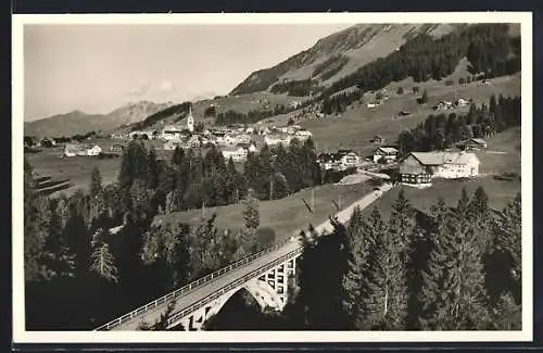 AK Riezlern /Kleinwalsertal, Ortsansicht mit Breitachbrücke