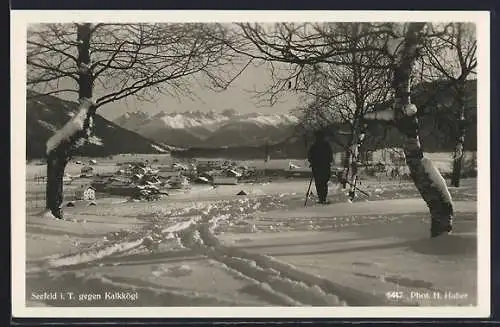 AK Seefeld i. T., Ortspartie mit Skifahrer gegen Kalkkögl