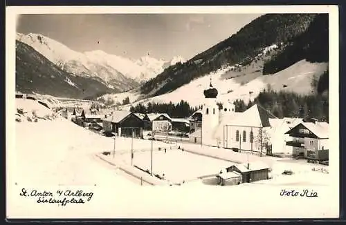 AK St. Anton a. Arlberg, Eislaufplatz mit Kirche im Schnee