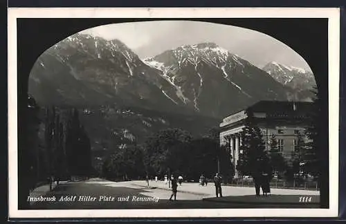 AK Innsbruck,  Platz und Rennweg durch Tor gesehen