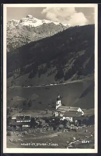 AK Neustift /Stubai, Ortspartie mit Bergen