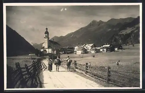 AK Neustift im Stubaital, Strassenpartie mit Kirche