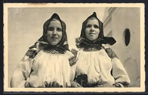 AK Volóc, Ruszin menyecskék, Zwei junge Ukrainerinnen in Tracht