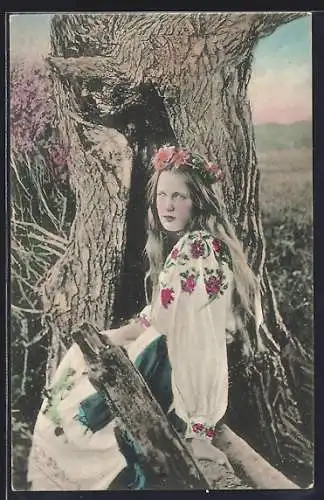 AK Typ maloruski, Junge Ukrainerin sitzt an einem Baum