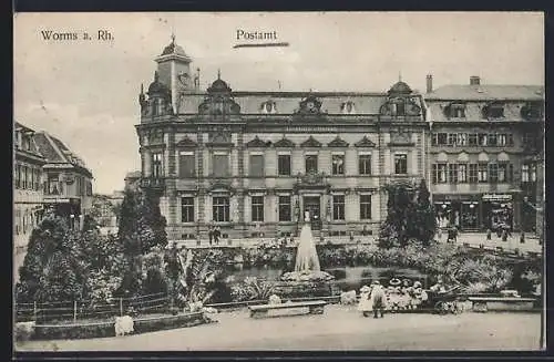 AK Worms a. Rh., Postamt mit Vorplatz, Springbrunnen und Besuchern