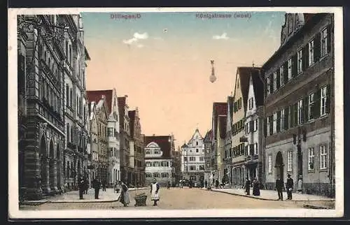 AK Dillingen /D., Königstrasse mit Passanten