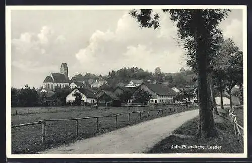 AK Leeder, Blick von Landstrasse auf Häuser und Kath. Pfarrkirche