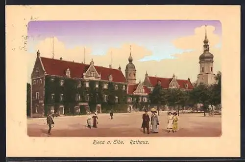 AK Riesa, Rathaus mit Passanten