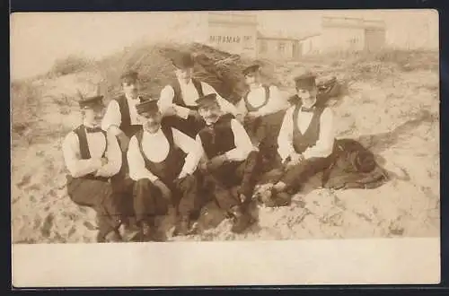 Foto-AK Westerland /Sylt, Herren auf den Dünen