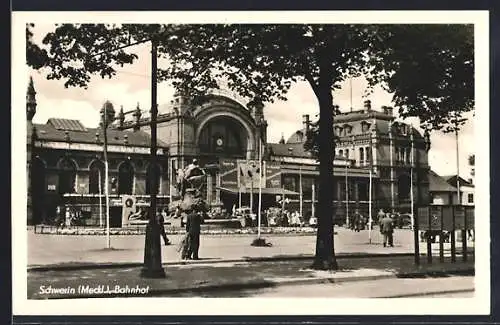 AK Schwerin /Meckl., Strassenpartie am Bahnhof