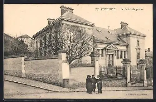 AK Pontoise, Le Palais de Justice avec trois personnes devant l`entrée