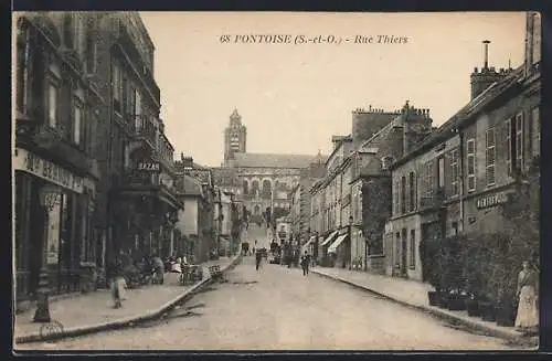AK Pontoise, Rue Thiers avec vue sur l`église en arrière-plan