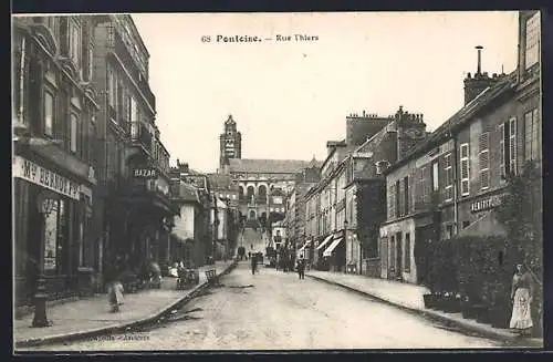 AK Pontoise, Rue Thiers avec vue sur l`église en arrière-plan