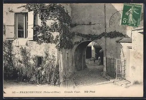AK Franconville, Grande Cour avec arche et facade couverte de lierre