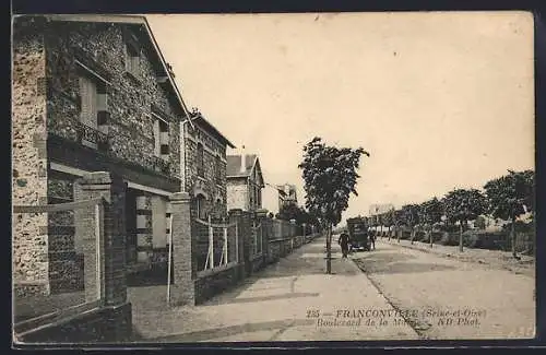 AK Franconville, Boulevard de la Mairie avec maisons en pierre et calèche