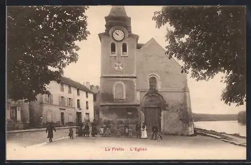 AK La Frette, L`Église et la place animée par des habitants