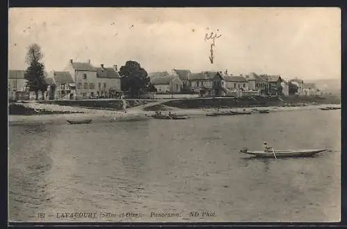 AK Lavacourt, Panorama du village au bord de l`eau avec barques