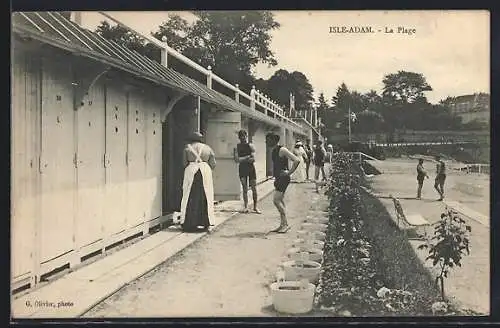 AK L`Isle-Adam, La Plage avec cabines et baigneurs en tenue d`époque