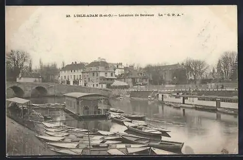 AK L`Isle-Adam, Location de bateaux sur la rivière avec pont et bâtiments en arrière-plan
