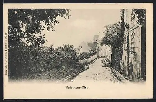 AK Noisy-sur-Oise, Rue tranquille bordée d`arbres et maisons anciennes