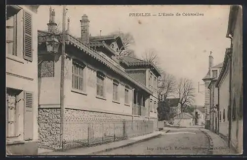 AK Presles, L`École de Courcelles et la rue adjacente