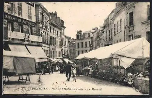AK Pontoise, Rue de l`Hôtel de Ville, Le Marché animé avec passants et étals de fruits et légumes