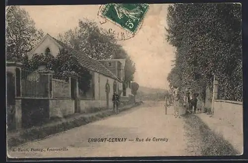 AK Ermont-Cernay, Rue de Cernay avec chevaux et piétons