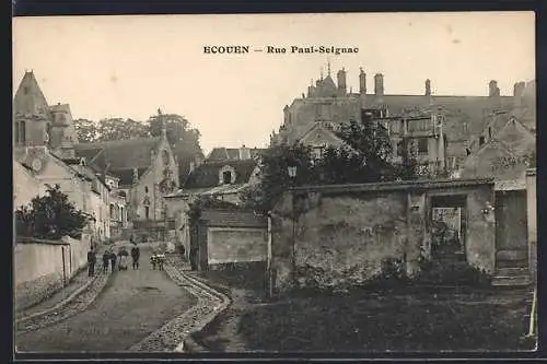 AK Écouen, Rue Paul-Seignac avec vue sur les bâtiments historiques et passants