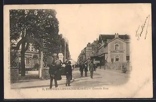 AK Enghien-les-Bains, Grande Rue animée avec des passants et bâtiments historiques