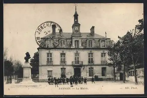 AK Sannois, La Mairie avec statue et groupe de personnes devant le bâtiment