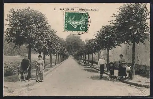 AK Sarcelles, Promenade sur le Boulevard Barbier avec passants et arbres alignés