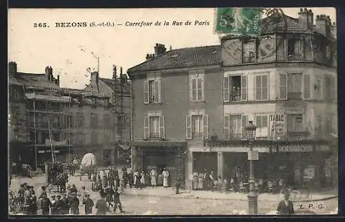 AK Bezons, Carrefour de la Rue de Paris avec foule et bâtiments historiques