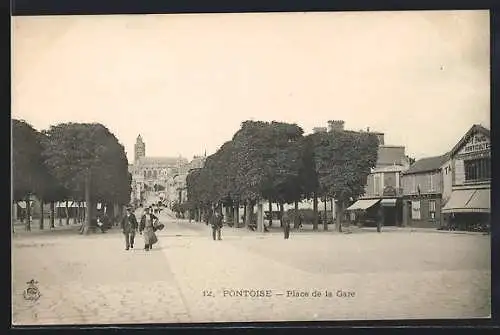 AK Pontoise, Place de la Gare avec arbres bordant l`avenue et bâtiments environnants