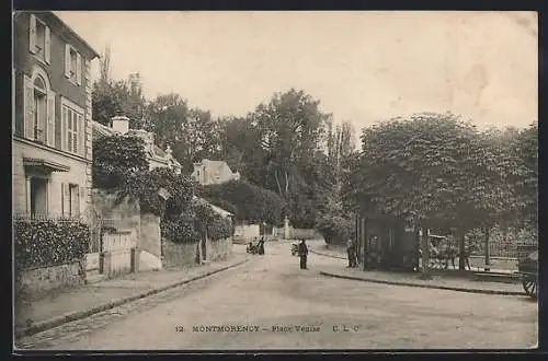 AK Montmorency, Place Venise avec bâtiments et arbres environnants