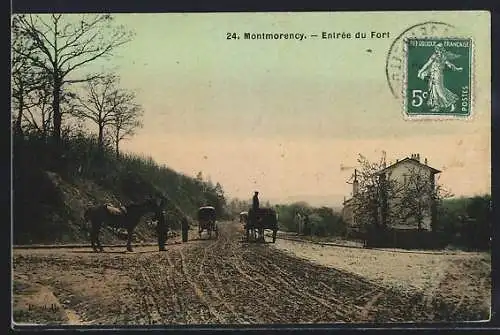AK Montmorency, Entrée du Fort avec chevaux et calèches sur la route