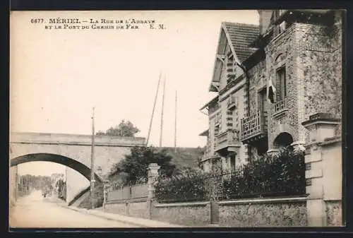 AK Mériel, La Rue de l`Abbaye et le Pont du Chemin de Fer