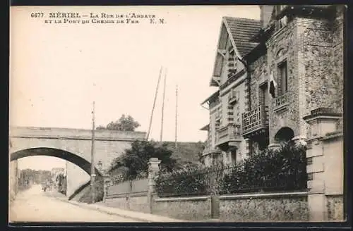 AK Mériel, La Rue de l`Abbaye et le Pont du Chemin de Fer