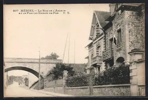 AK Mériel, La Rue de l`Abbaye et le Pont du Chemin de Fer