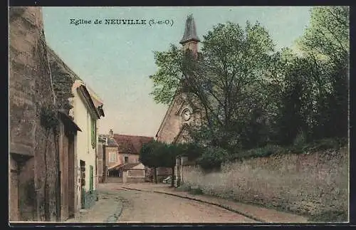 AK Neuville, Église pittoresque entourée de verdure et rue tranquille