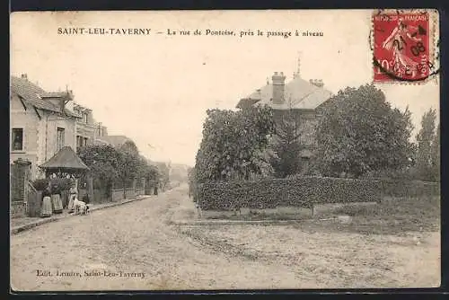 AK Saint-Leu-Taverny, La rue de Pontoise près le passage à niveau