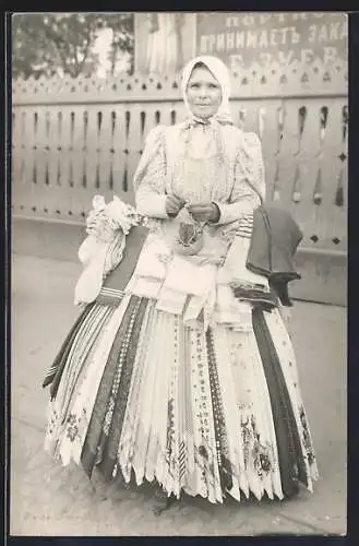 Foto-AK Bulgarische Händlerin verkauft Tücher